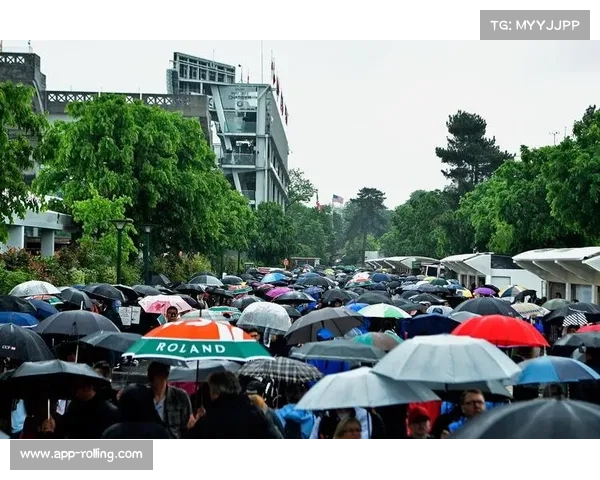 罗杰斯杯因雨水干扰赛程组委会启动午夜加班照明确保顺利进行 罗杰斯杯因雨水干扰赛程组委会启动午夜加班照明确保顺利进行